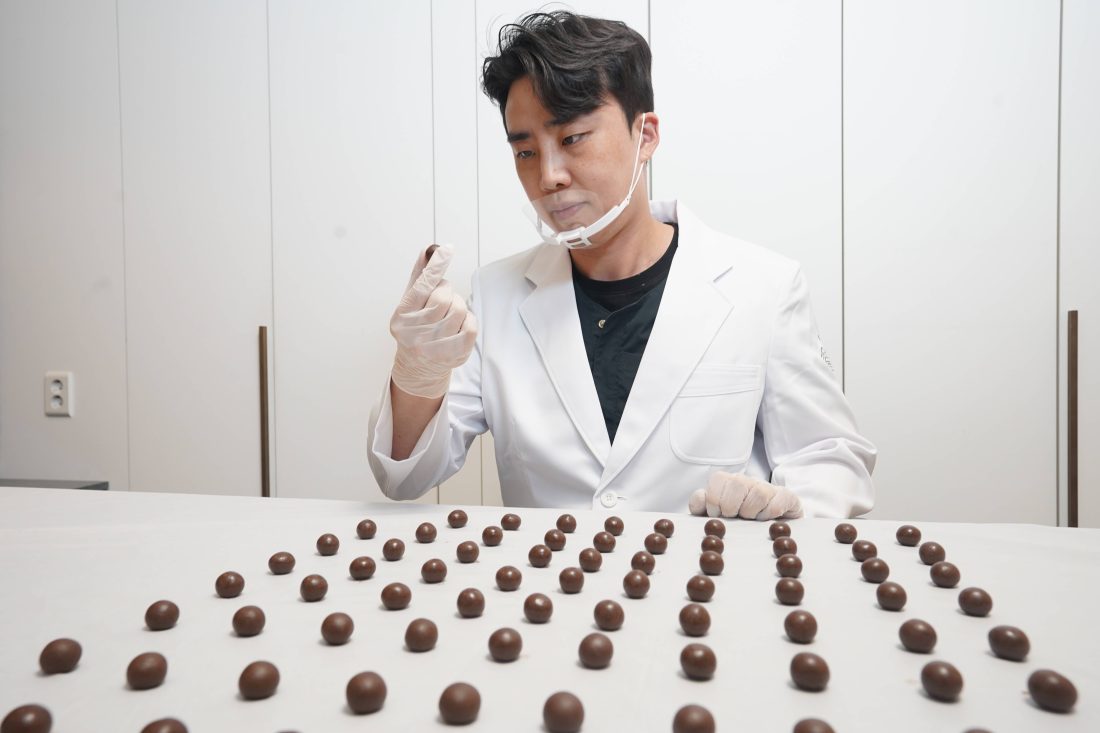 원장이 공진단 환을 하나씩 확인하며 빚는 장면