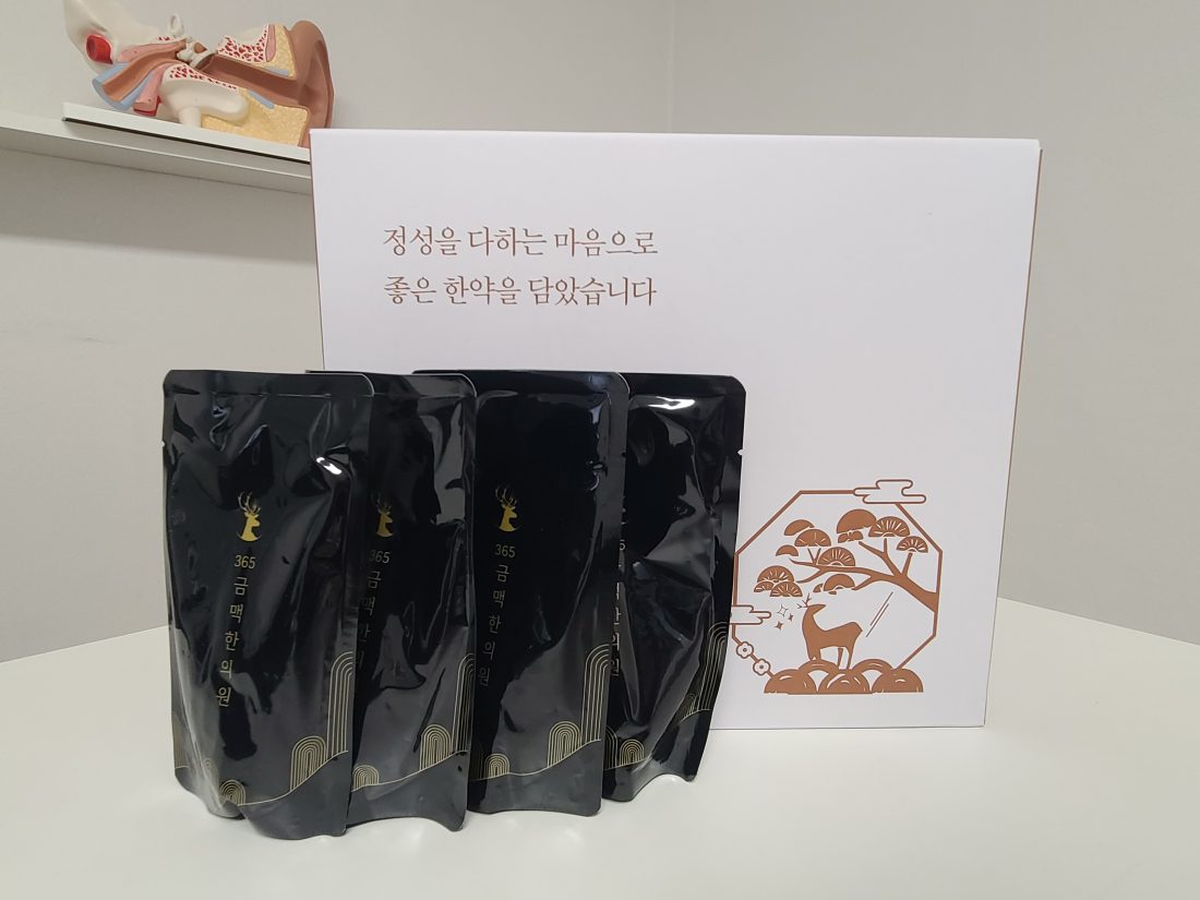 금맥한의원 한약 포장 네 봉과 안내 카드