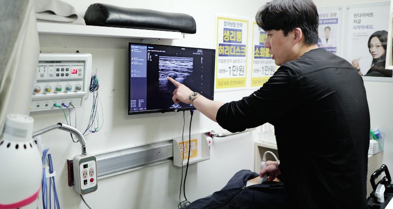 원장이 초음파 화면을 보며 설명하는 장면