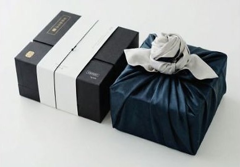 검은 상자 세트와 보자기 포장