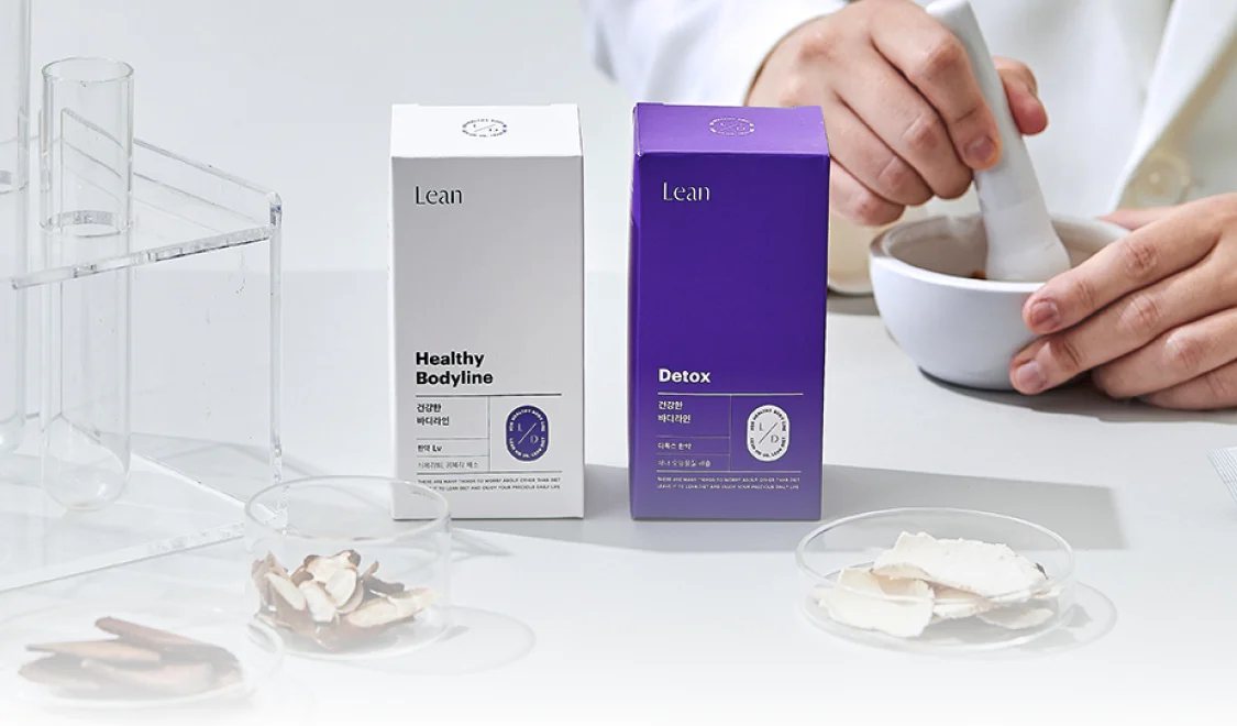 린다이어트 다이어트환(Healthy Bodyline) 상자와 디톡스환 상자, 유리 그릇에 담긴 한약재와 약재를 빻는 손